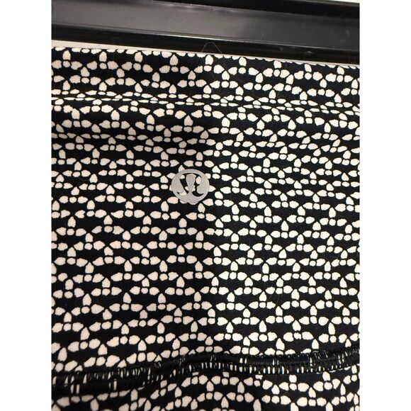 Lululemon In Movement Cropped Black and White Leggings - Picture 4 of 6